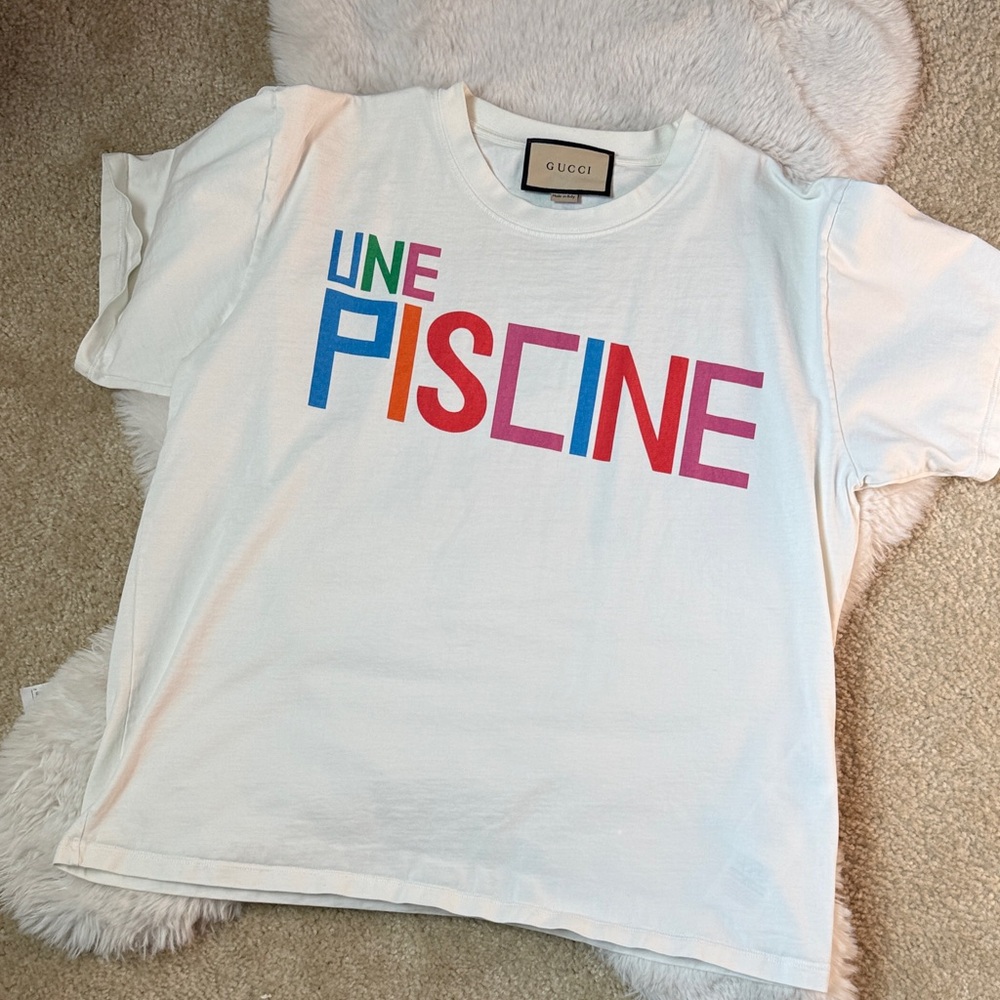 GUCCI “UNE PISCINE” Logo Tee